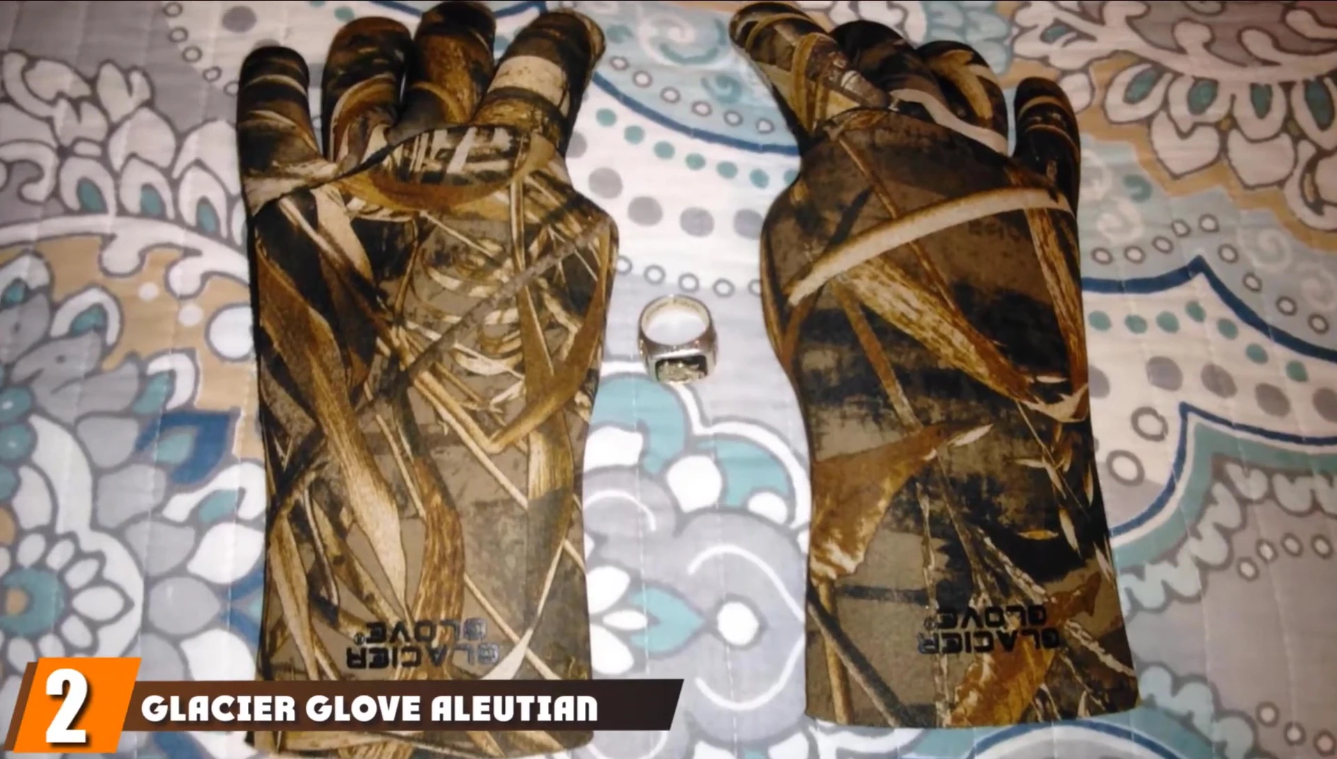 Image showcasing Glacier Glove-lution Gloves emphasizing the Tuck Right technology