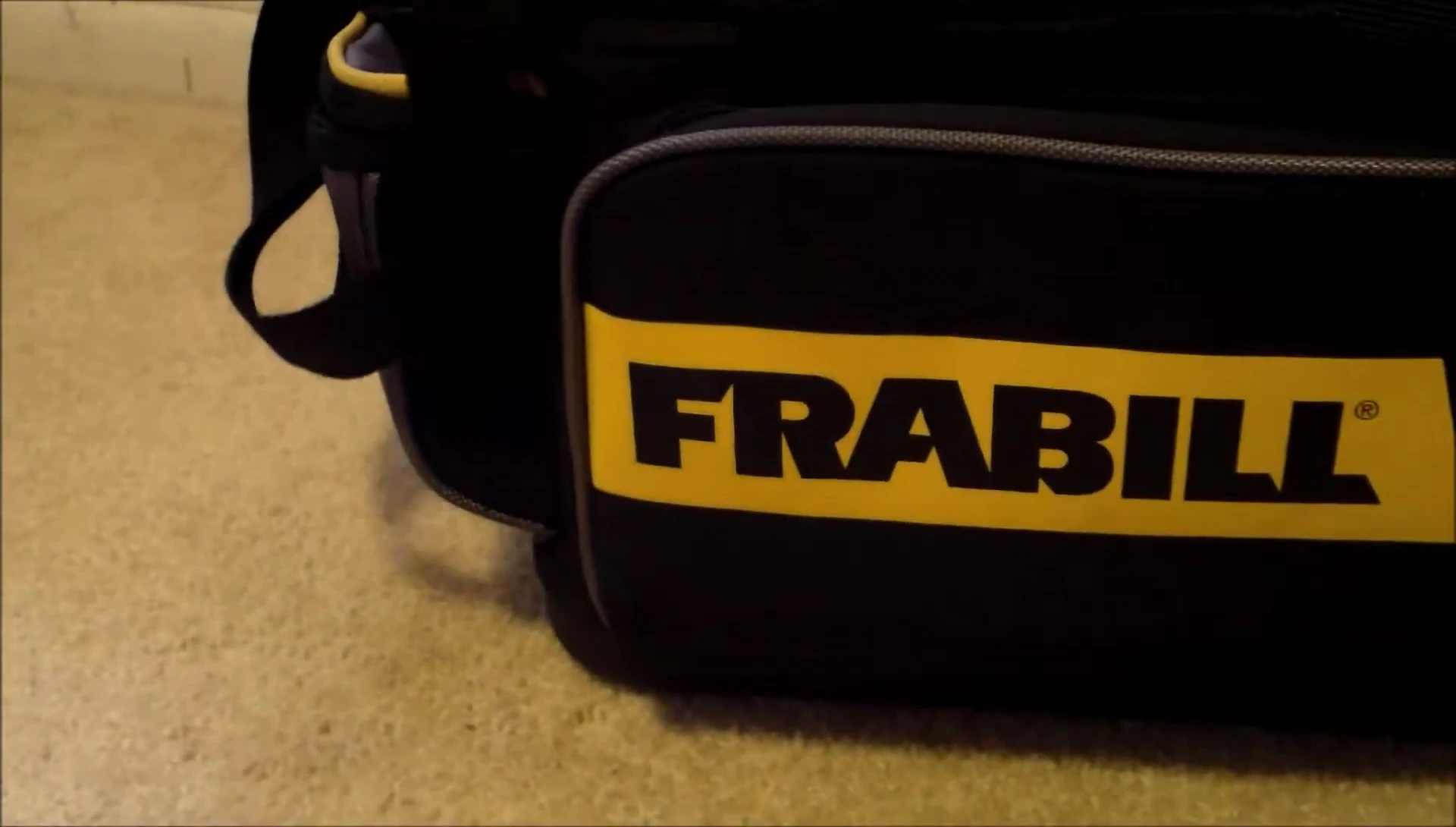 The comfortable arm strap and velcro handles of the bag.