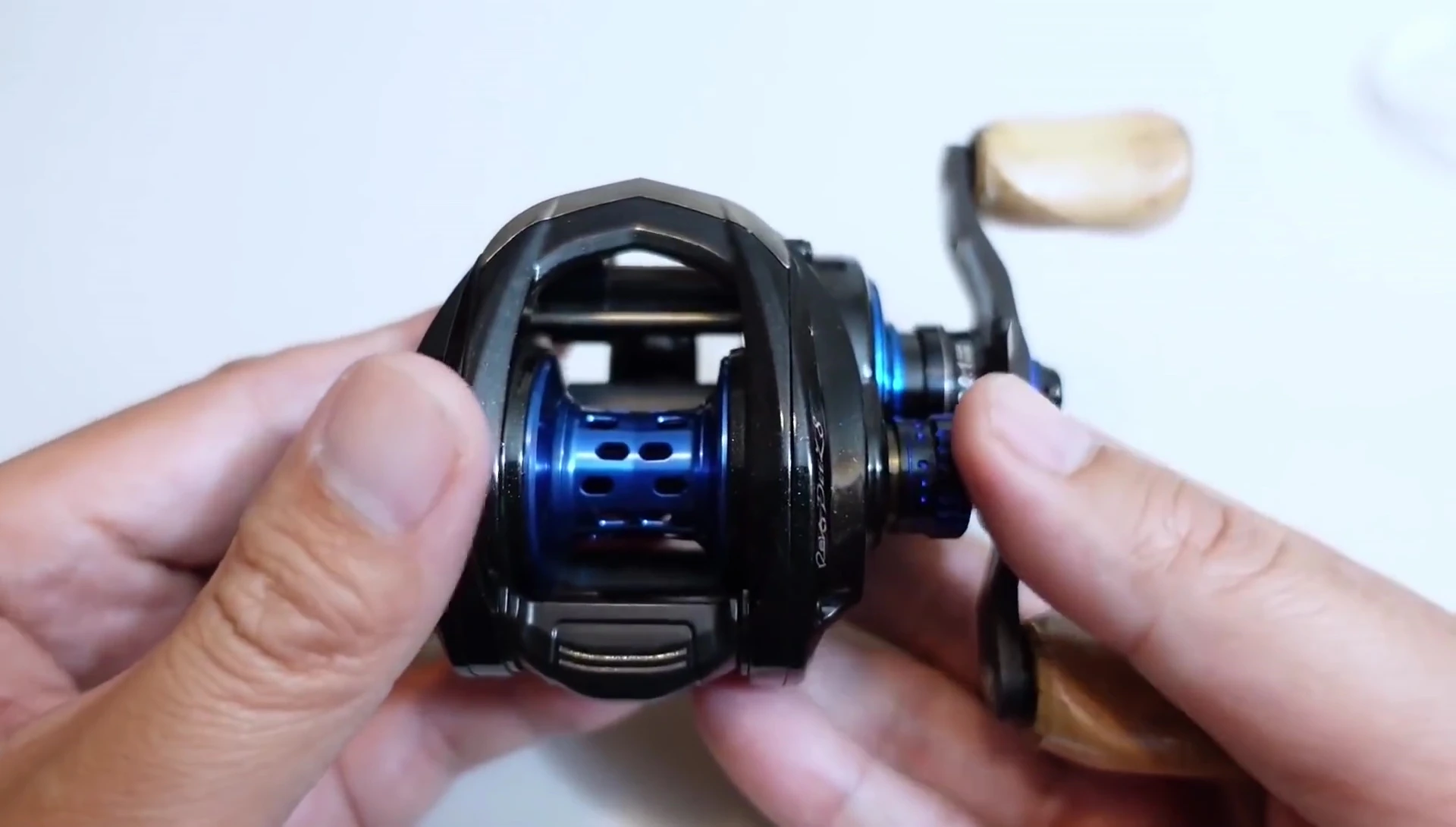 The reel's magnesium frame and carbon side plates highlighted.