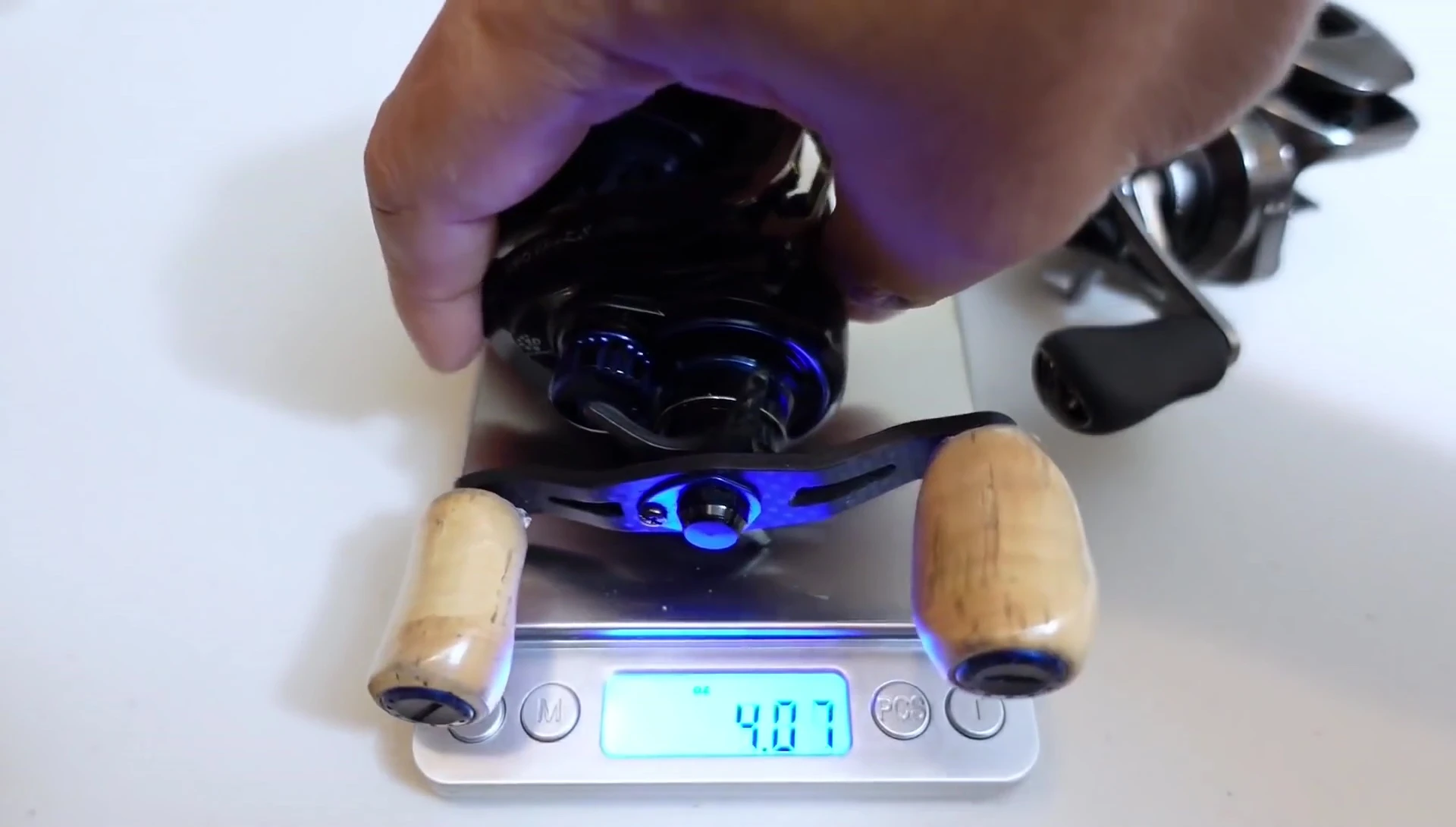 The scale showing the weight of the Revo DS8.