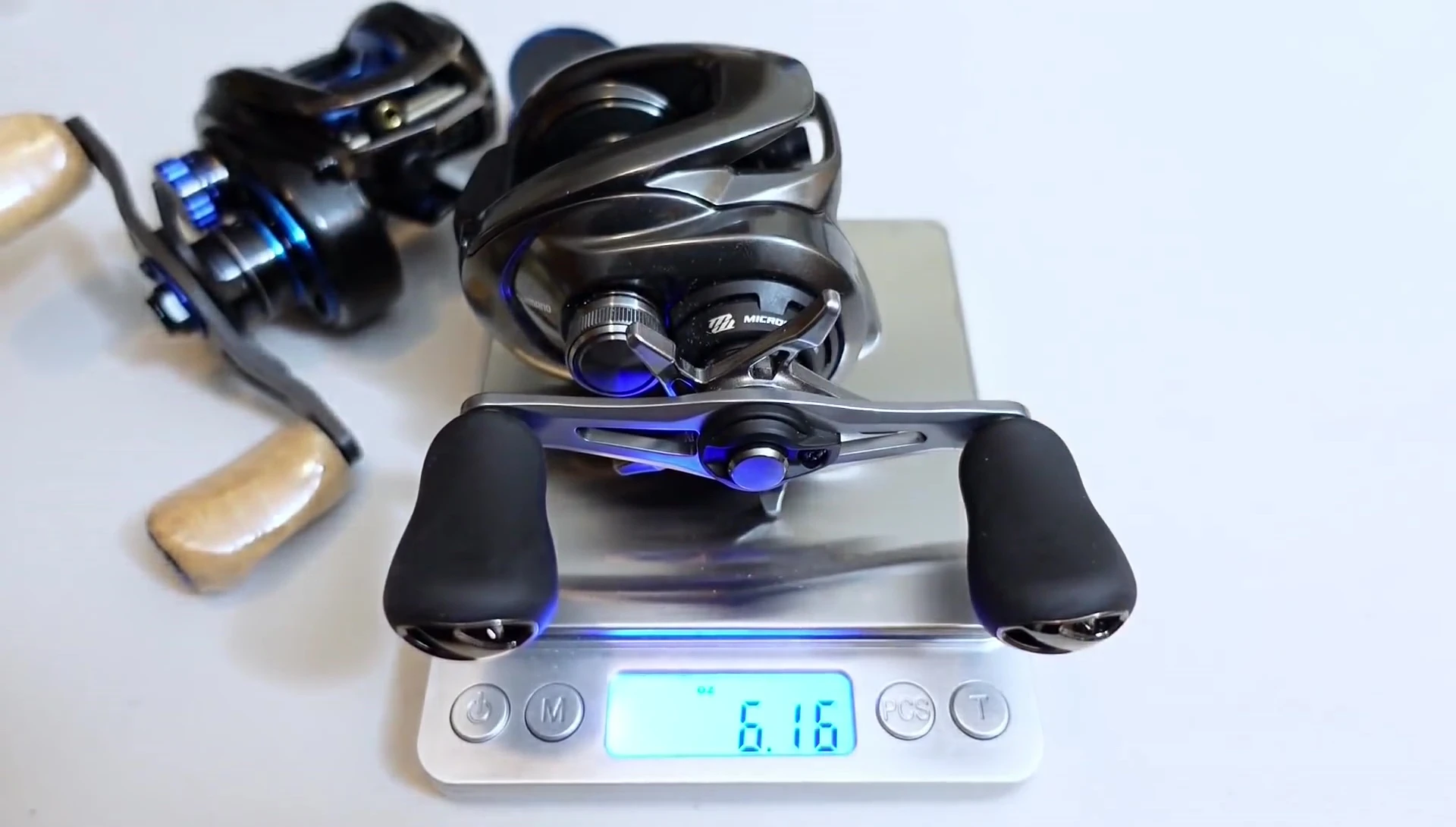 The scale showing the weight of the Shimano Metanium.