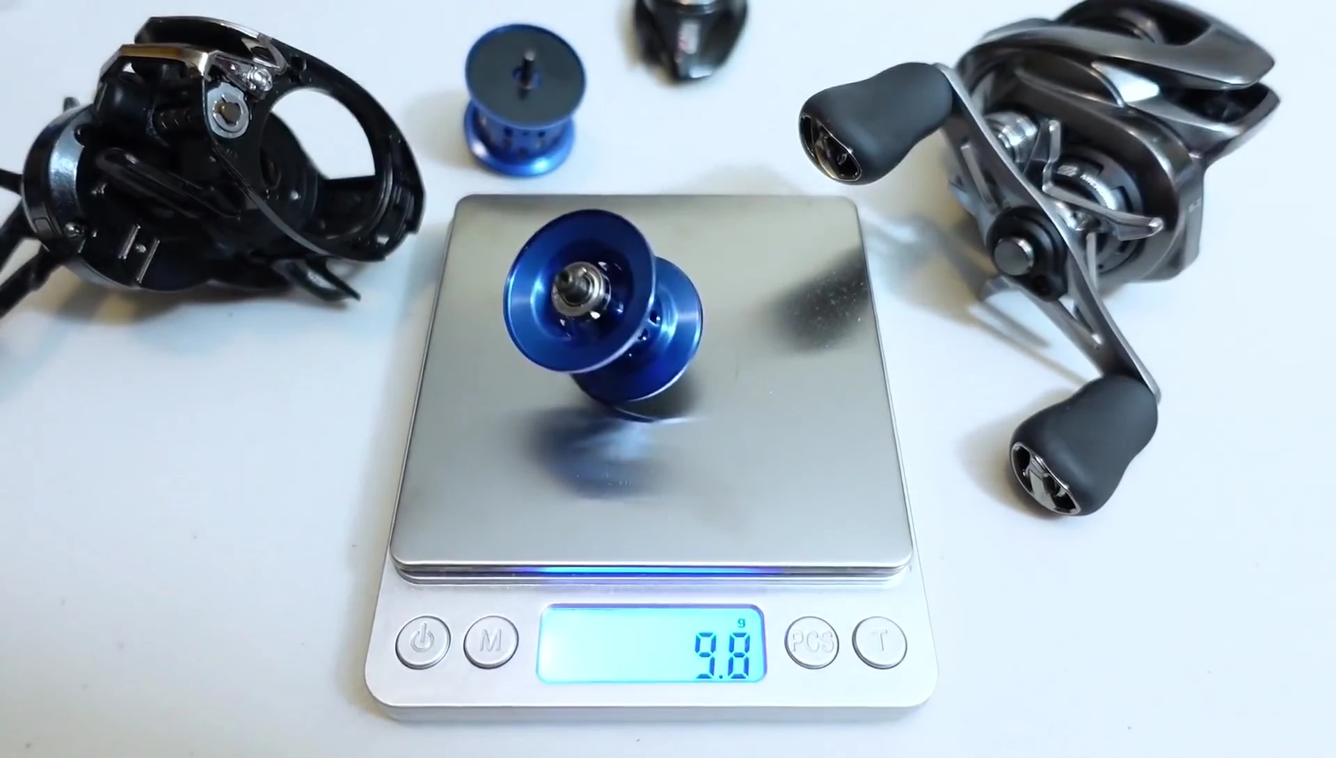 Scale displaying the weight of the Revo DS8 deep spool.
