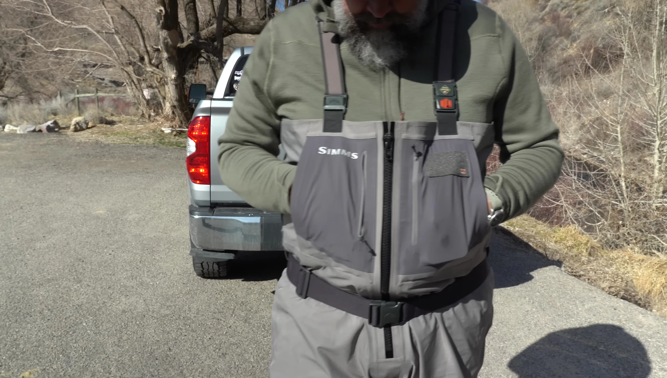 A view of the G4 wader's pockets and features.