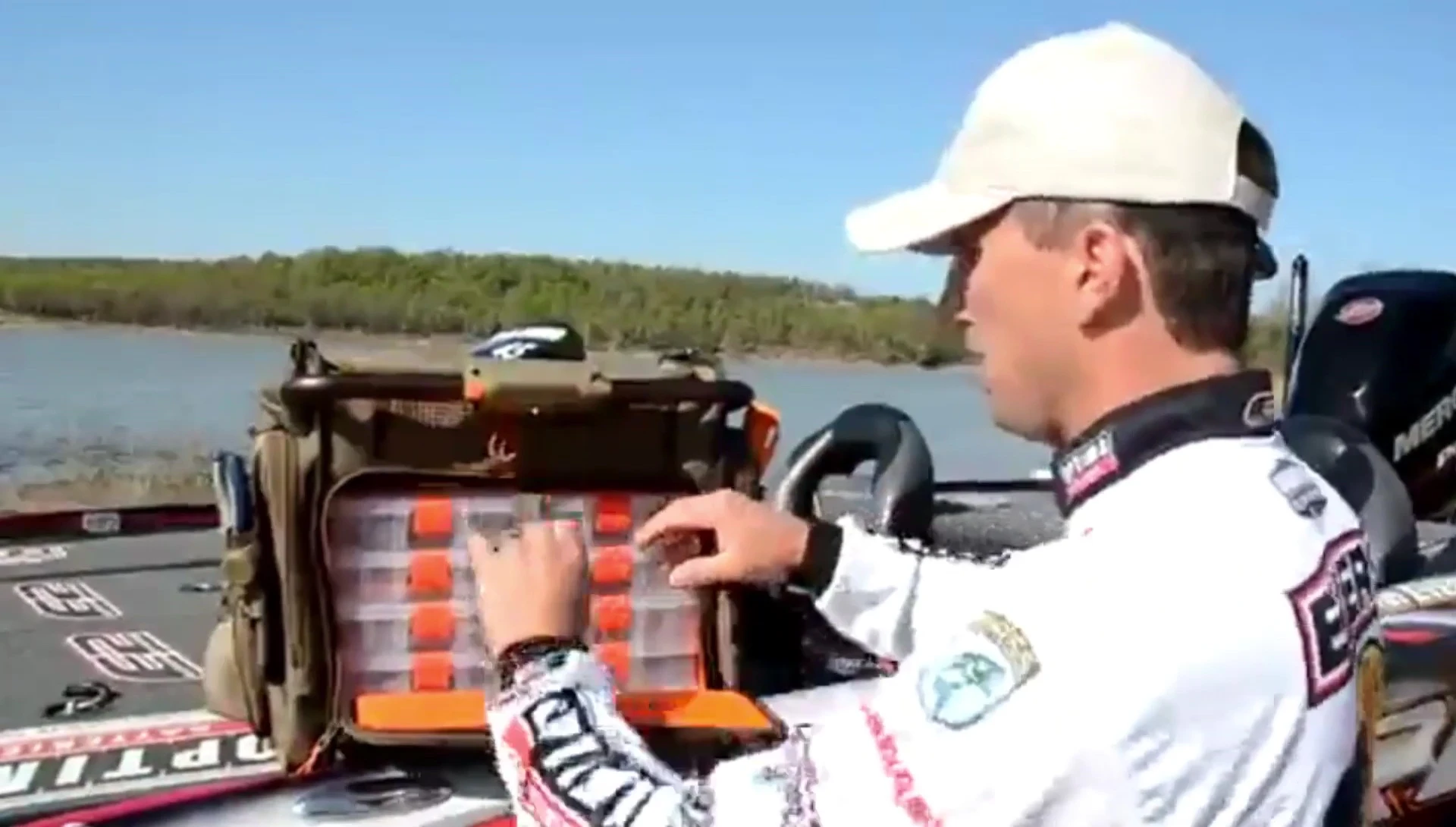 Demonstration of the top compartment access