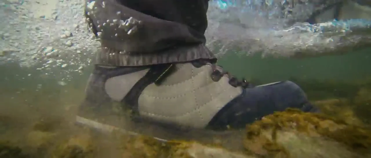Image highlighting the mesh drain holes on the side of the shoe, illustrating efficient water drainage.