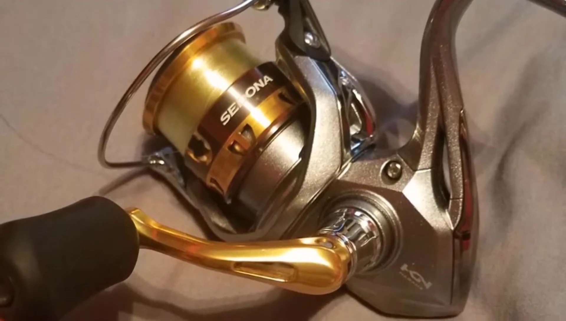 Close-up of the angled spool lip