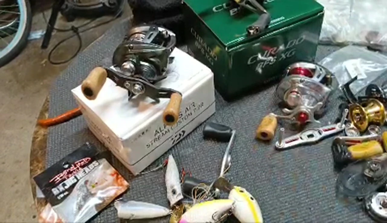 The speaker mentions the KastKing Kestrel Elite reel.