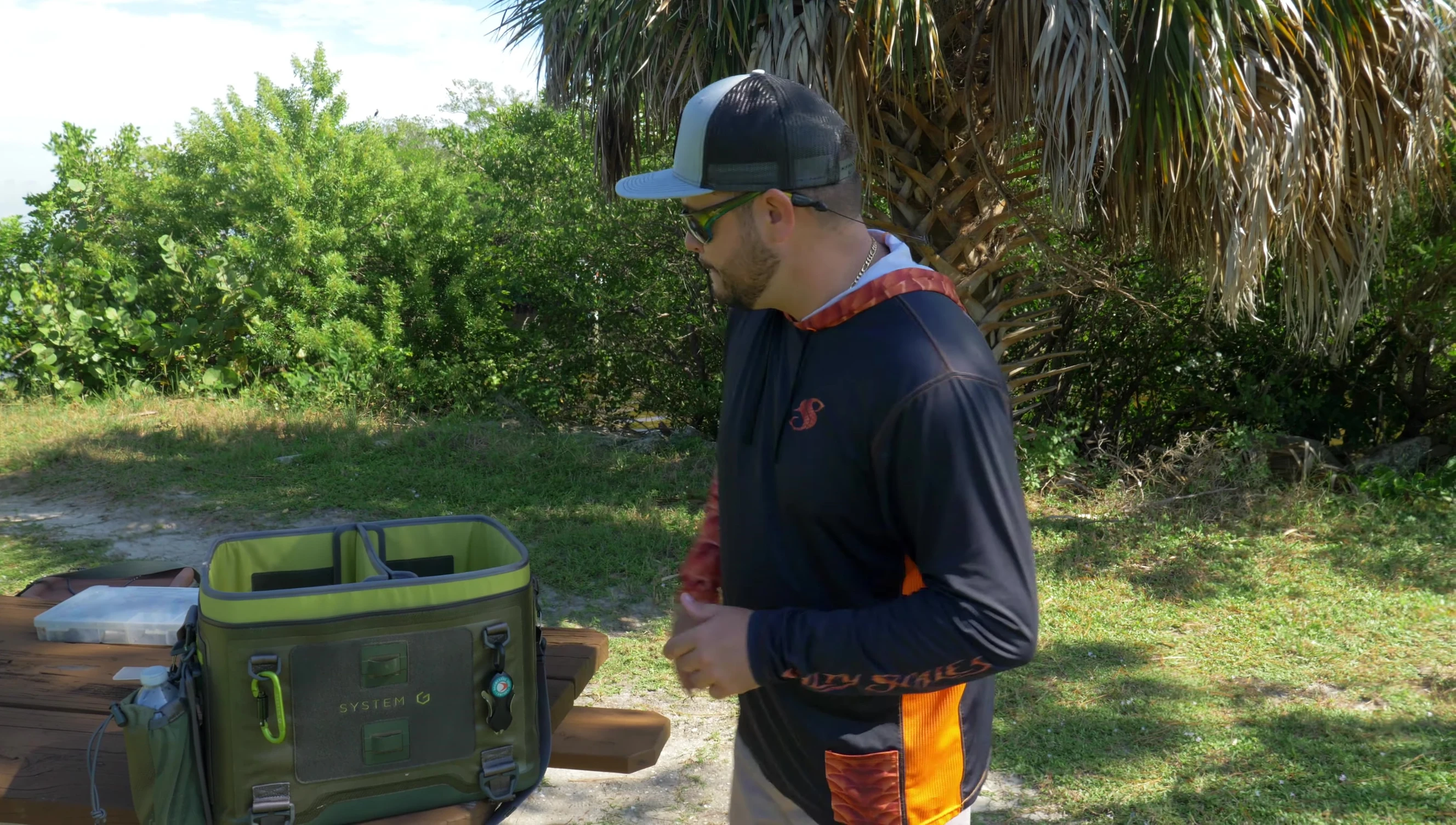 Comparison of the Cora tackle box's capacity with a standard tackle box.