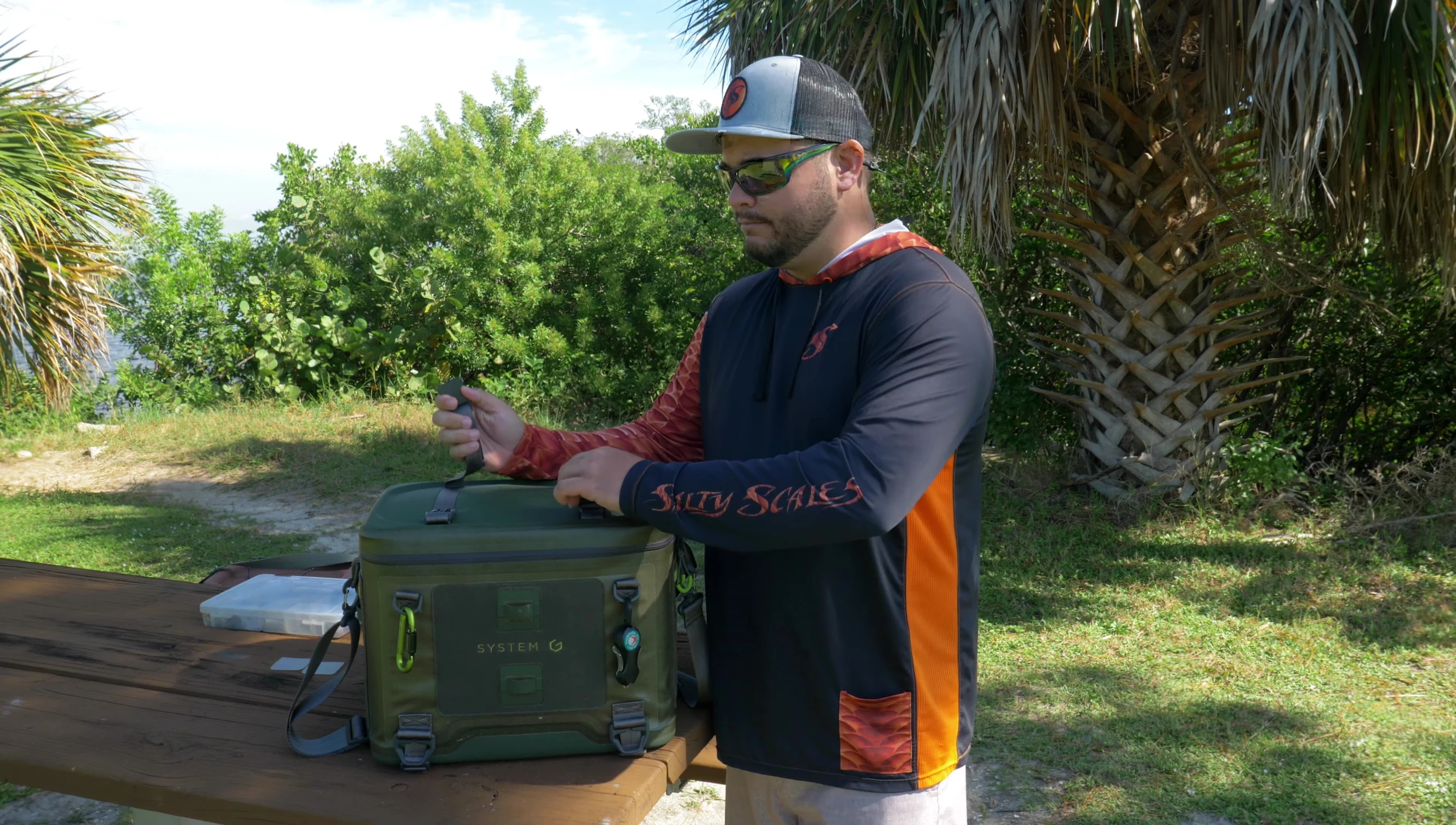 Image showcasing the pre-meal buckles on the top of the tackle box.