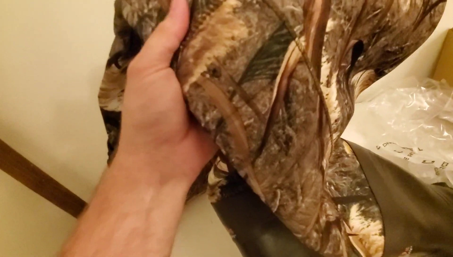 The neoprene material is highlighted.